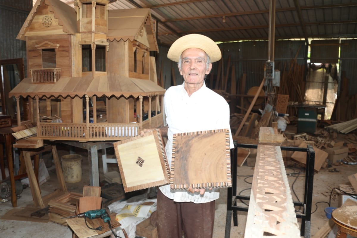 Artesano santeño de 82 años, beneficiario del programa 120 a los 65, inspira con sus creaciones