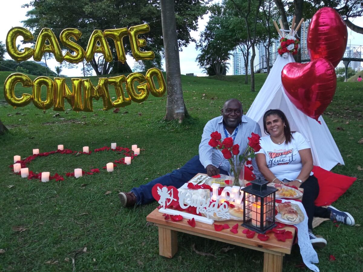 Le piden matrimonio a periodista deportivo panameño. La sorpresa fue en el Parque Omar. Video