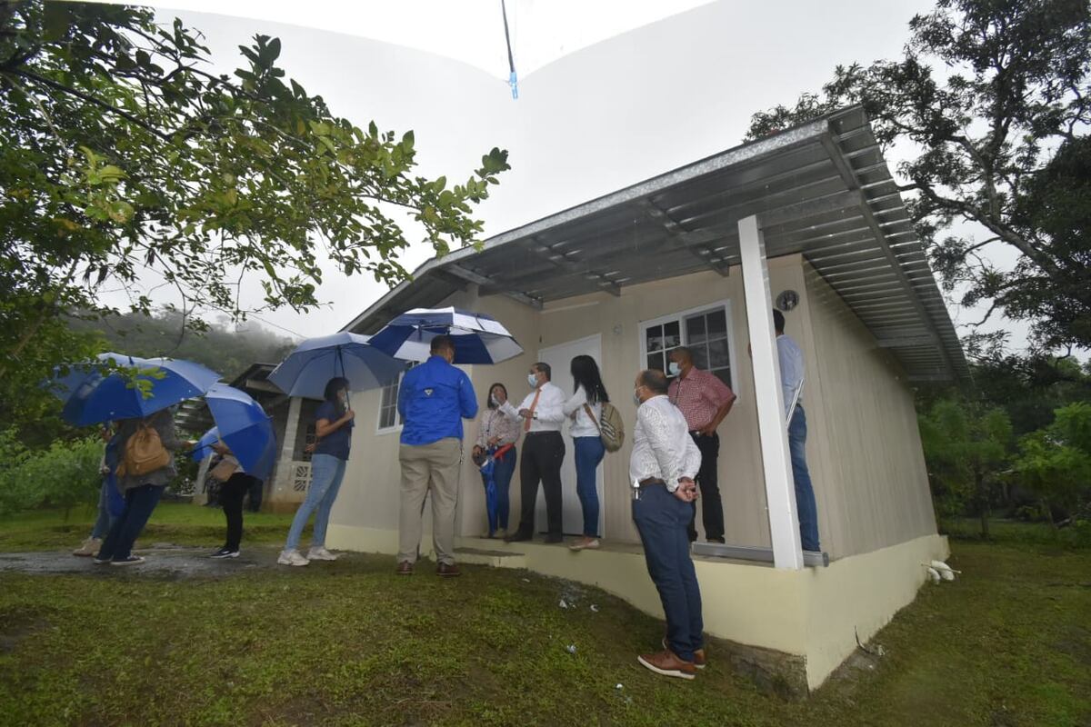 Dan solución habitacional a cuatro humildes familias en Panamá Norte 