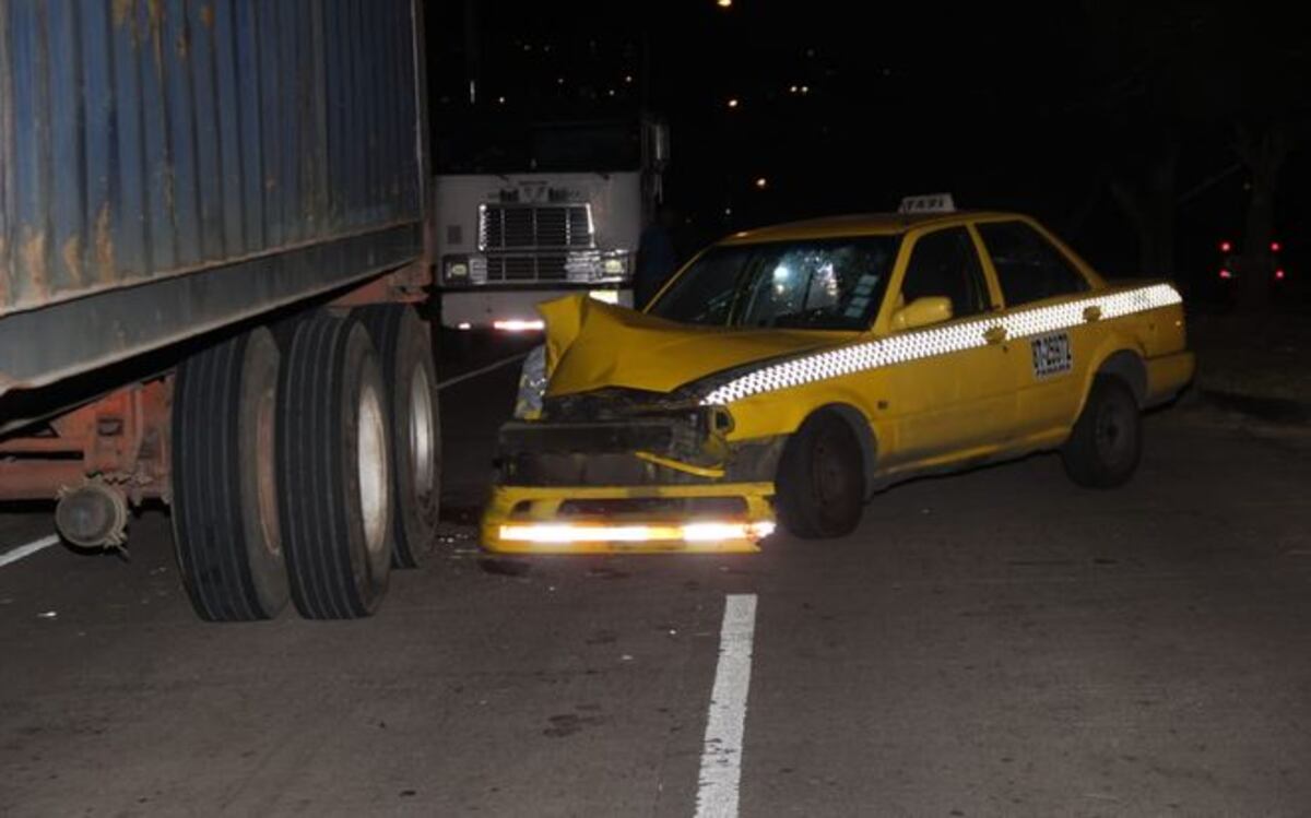 Taxi se estrella contra un contendedor en Arraiján