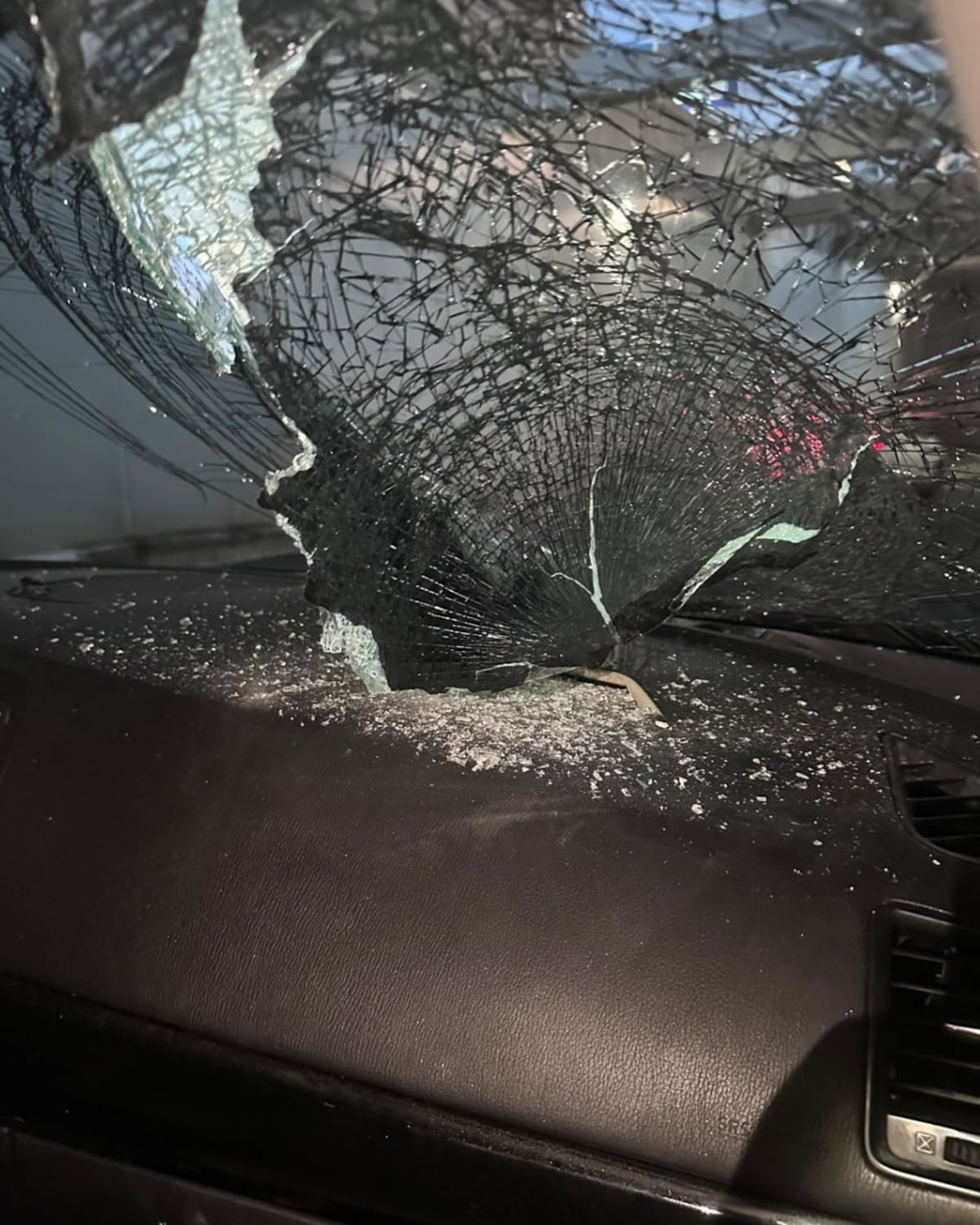 ¿De dónde salió la roca? Reportan parabrisas roto en la avenida Paical y piden revisar cámaras