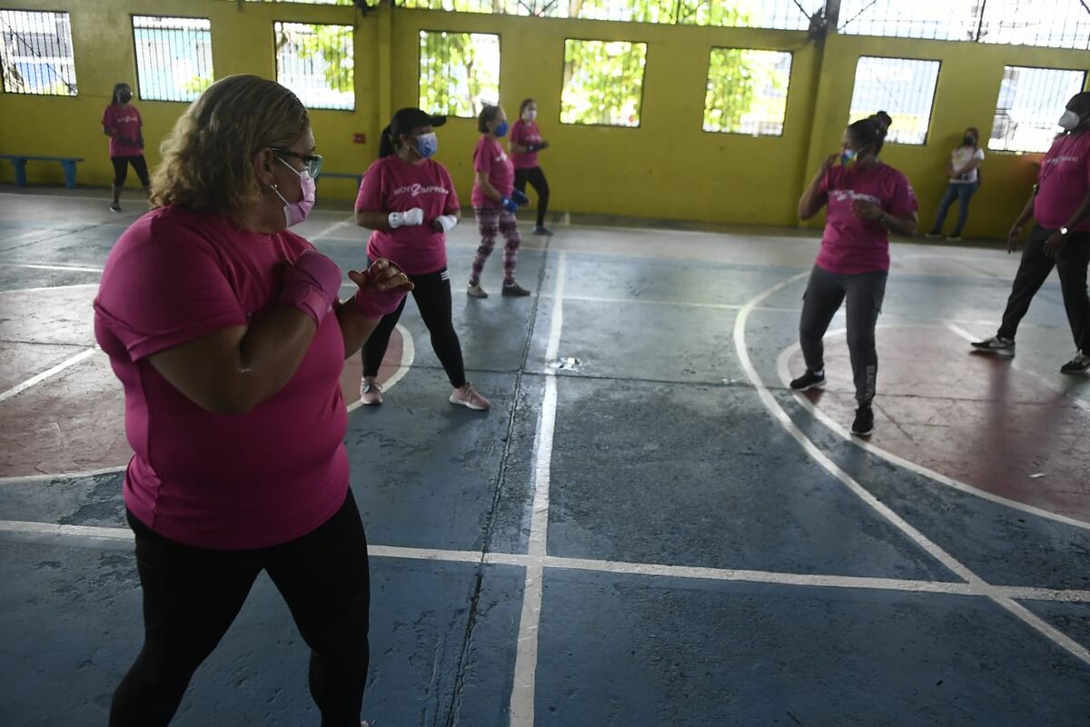 Mujeres reciben entrenamiento de autodefensa y podrían tener acceso a gas pimienta. Video