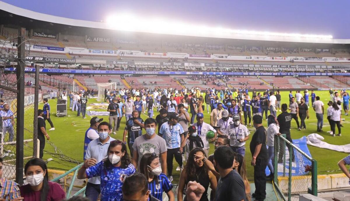 Fiscalía de Querétaro reitera que no hubo muertes en los violentos actos en el juego ante Atlas. Videos.