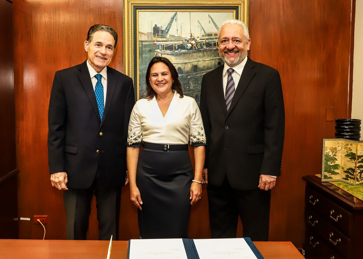 Ilya Espino de Marotta primera mujer subadministradora del Canal de Panamá