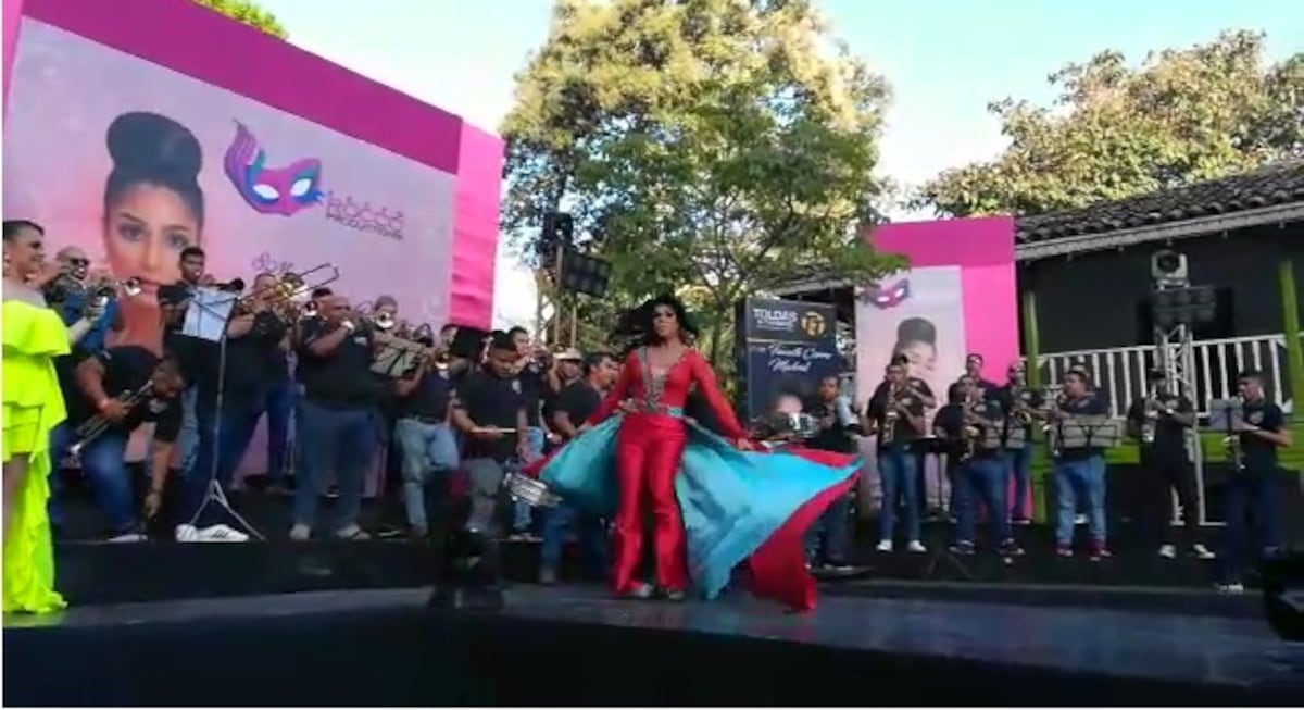 Reina gay del Carnaval por poco se cae en tarima. Lució regia. Chequea el video