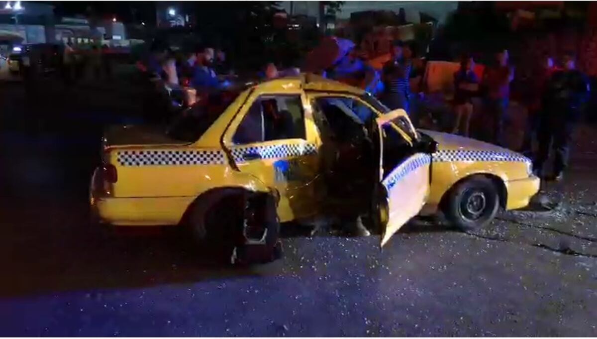 Bus pirata y taxi se estrellan. Pasajeros heridos