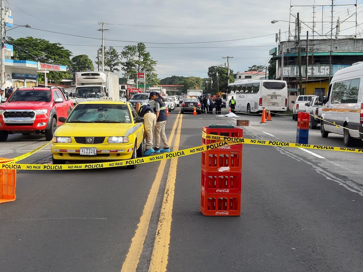 Taxi lo golpea con el retrovisor y al caer dos autos le pasaron por encima en Capira 