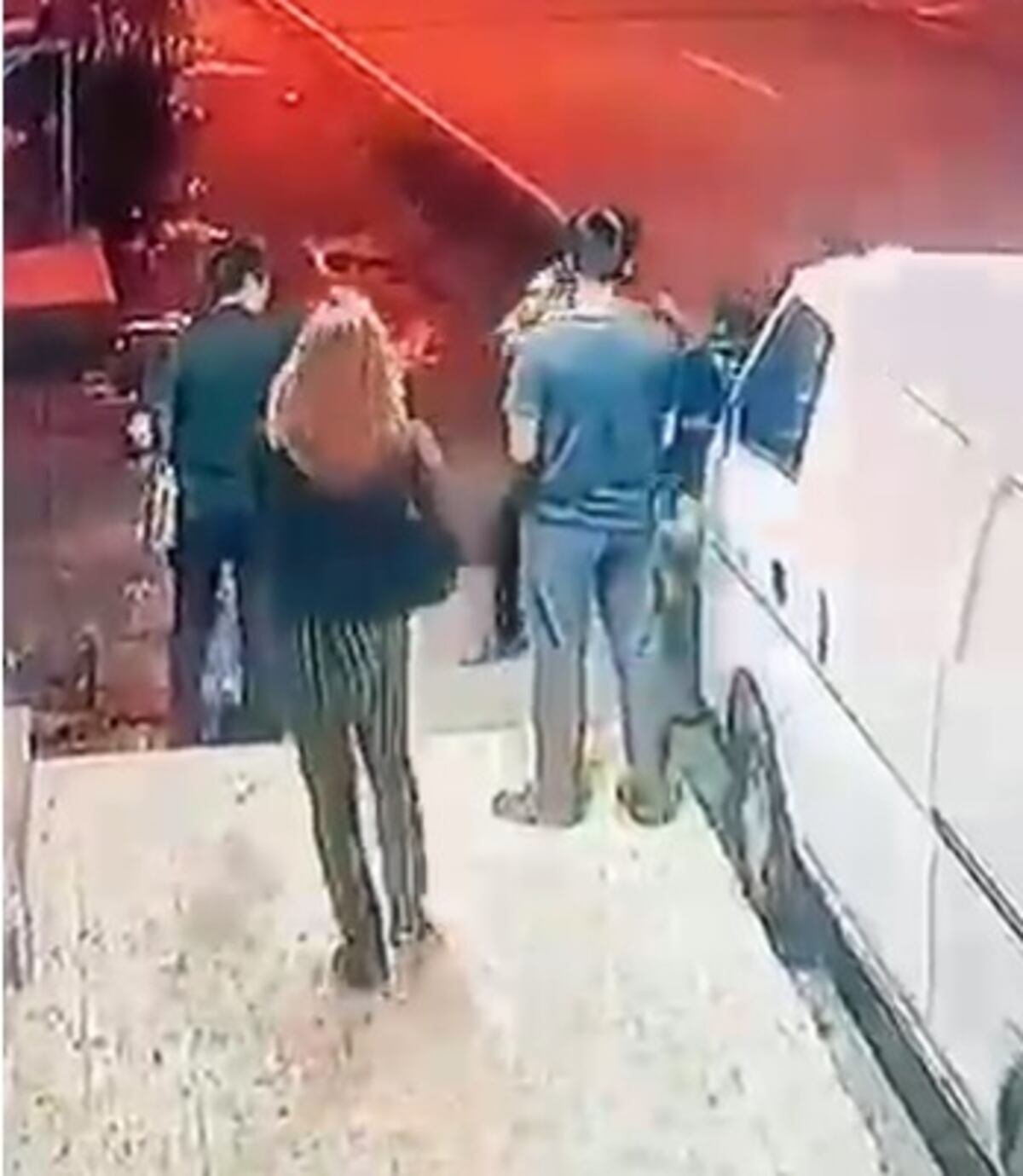 Nueva modalidad. Hombres se disfrazan de mujer y asaltan con arma en mano a comerciantes. Video