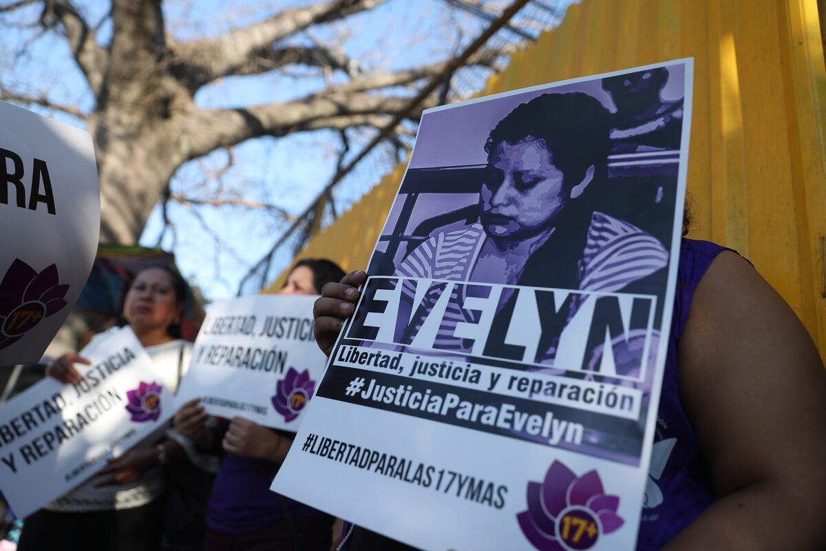 Juicio contra joven salvadoreña acusada de aborto continuará en agosto