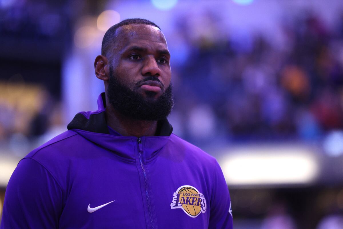 Una lesión obligó a LeBron a abandonar la gira de los Lakers