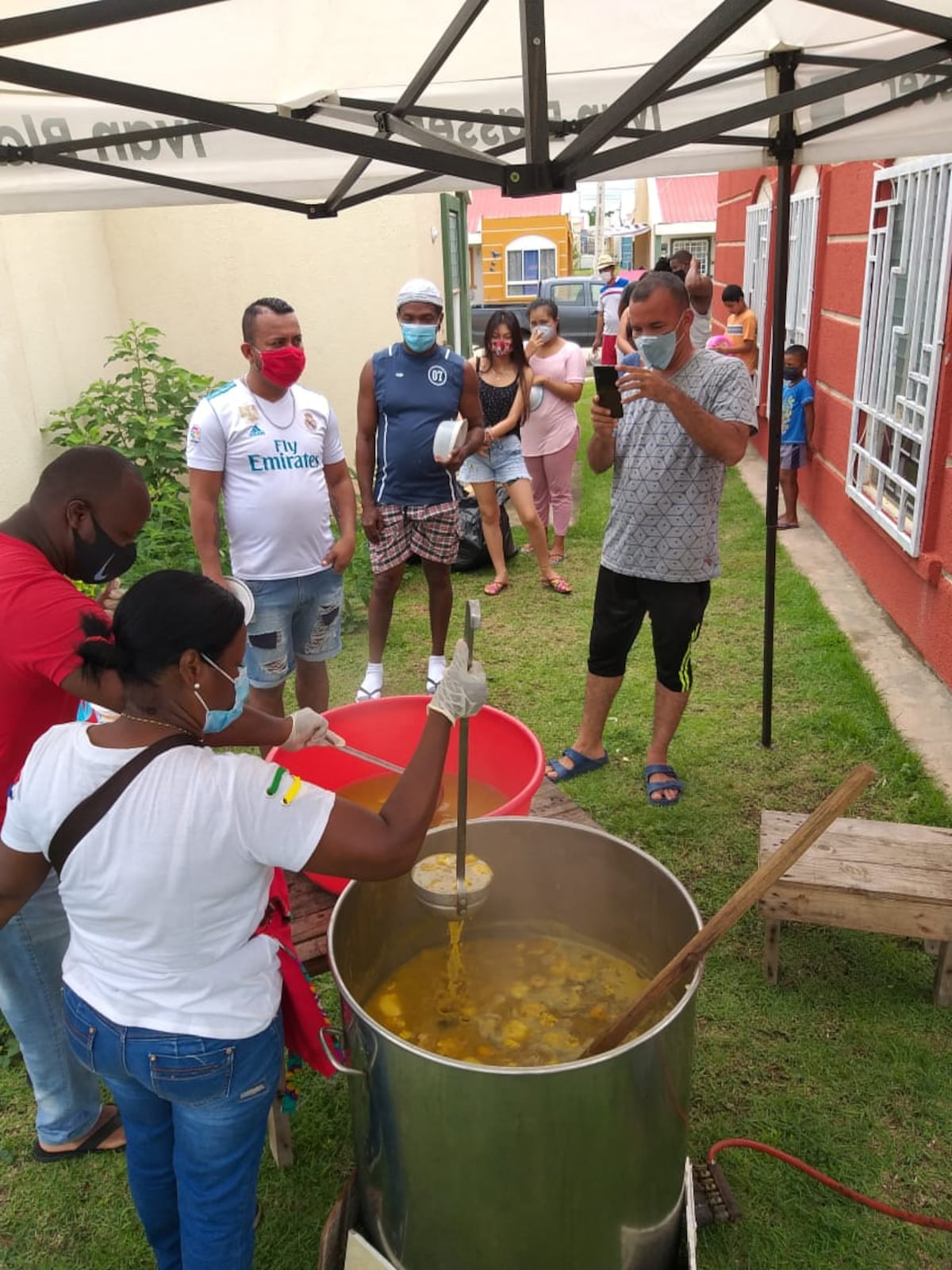 El ‘Sopón’ llegó a Cumbre Azul. Reparten 400 sopas gratis. Conoce a la comunidad que es solidaria con sus vecinos