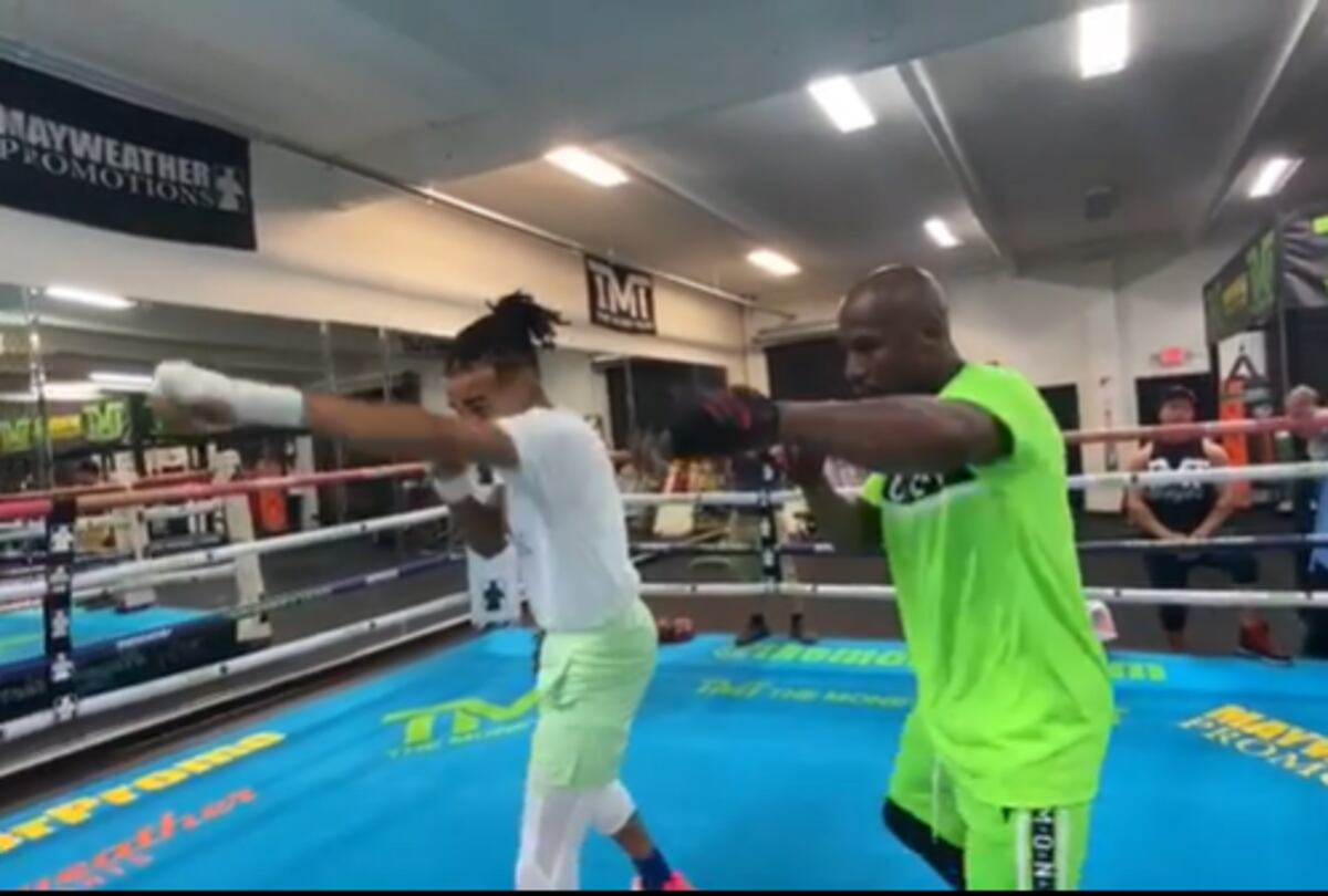 Mayweather Jr. le traspasa los secretos del boxeo al cantante Ozuna | Video