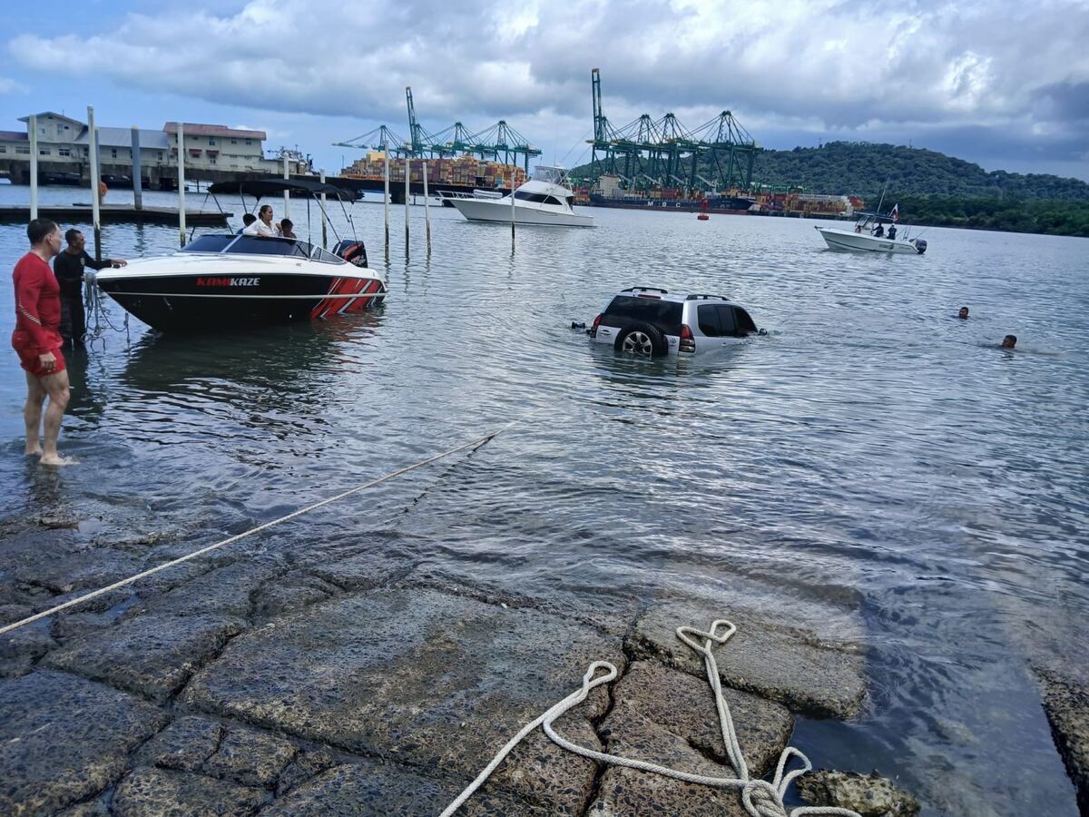 ¡Al Agua! Camioneta cae al Canal y Policía Nacional entra en acción