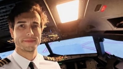 Instructor de vuelo se lanza al vacío en pleno vuelo
