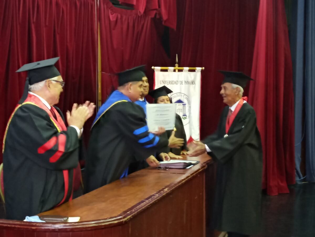 A sus 77 años abuelito panameño recibe diploma 