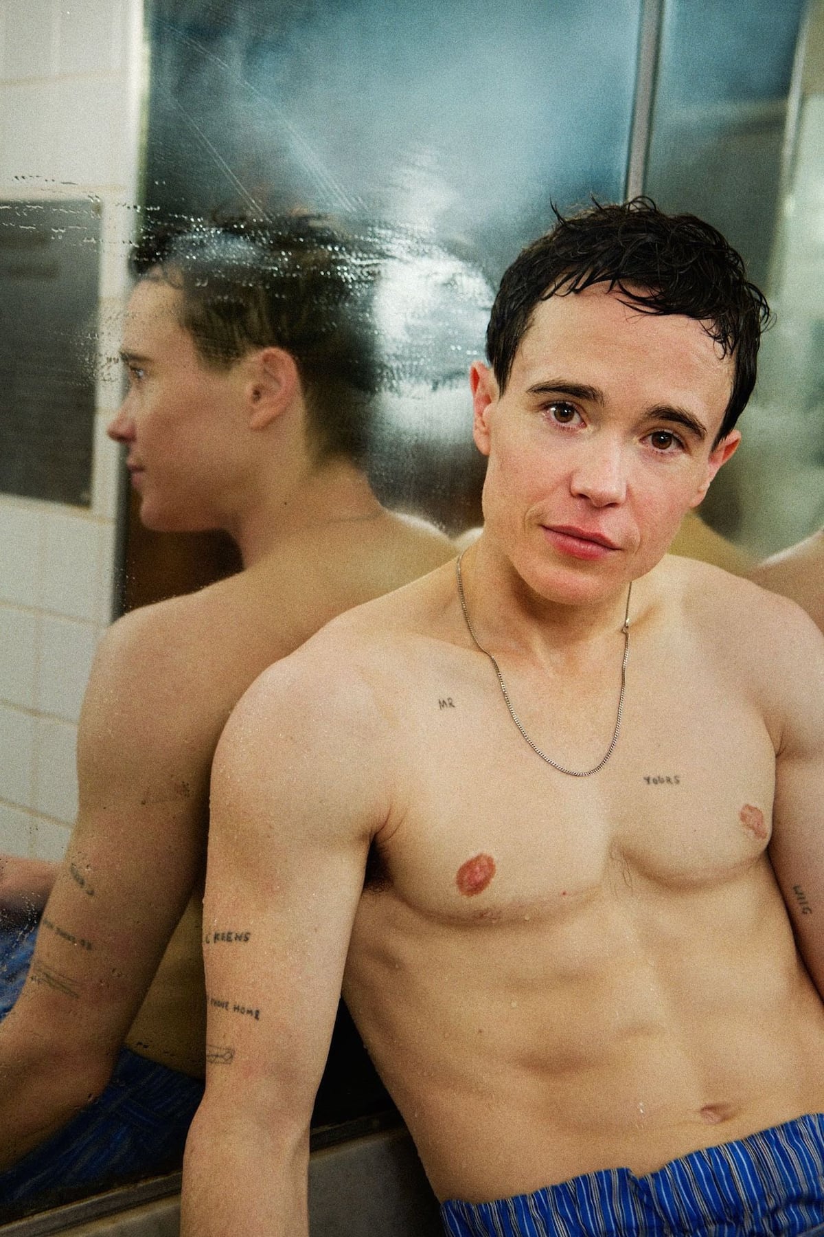 Elliot Page sorprende con una sesión de fotos en unos tradicionales baños de Nueva York