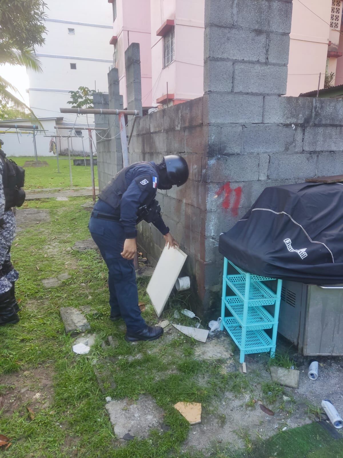 ‘Parking’ clandestino. Dejaron un reguero de latas de ‘pintas’ en Villa Lorena. Policía graba y revela qué fue lo que encontró. Video