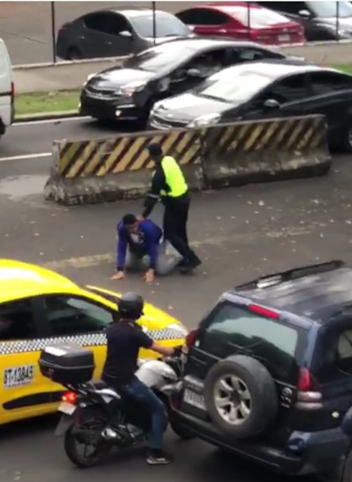 De película. Venezolano con arma en mano trató de robar Rolex a turista. Ciudadanos y Policía lo atrapan. Video