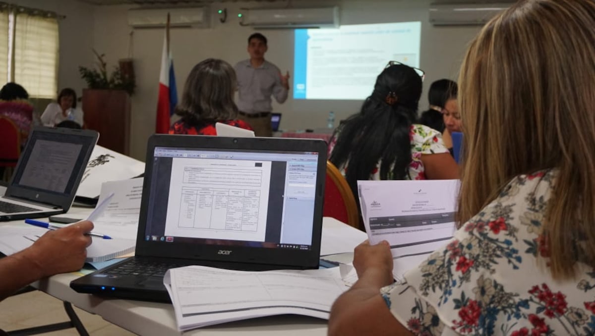 Docentes panameños van por guías didácticas para enseñar a los alumnos en tiempo de Covid-19