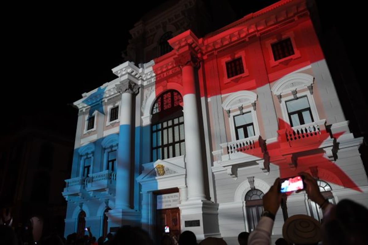 Panamá ilumina sus raíces: Encendido de luces y folklore en el Palacio Municipal