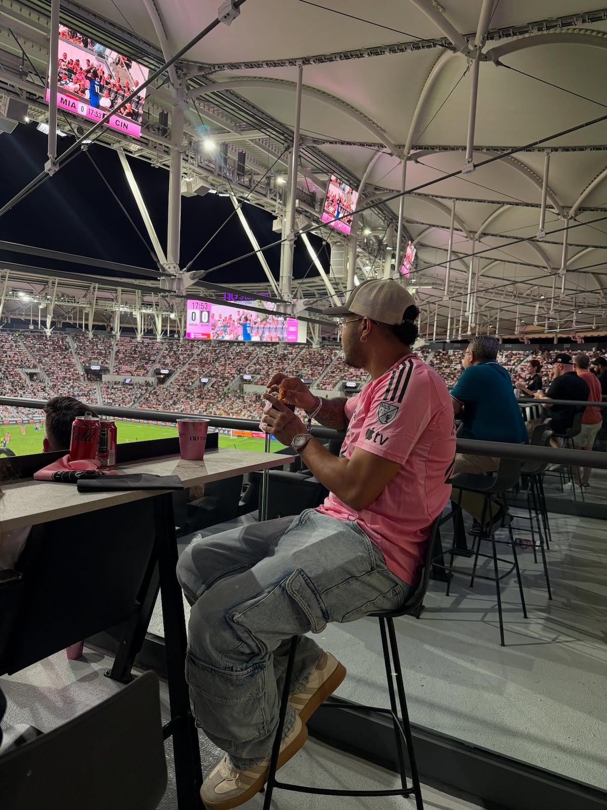 Vídeo | Boza ‘dio hombro’ y conoció a Beckham: así fue su experiencia en el partido del Inter Miami