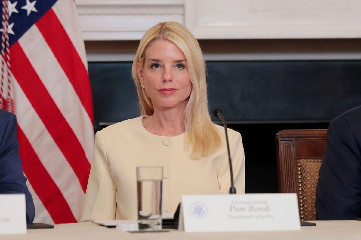 Trump destituye a Pam Bondi tras polémica por caso Epstein