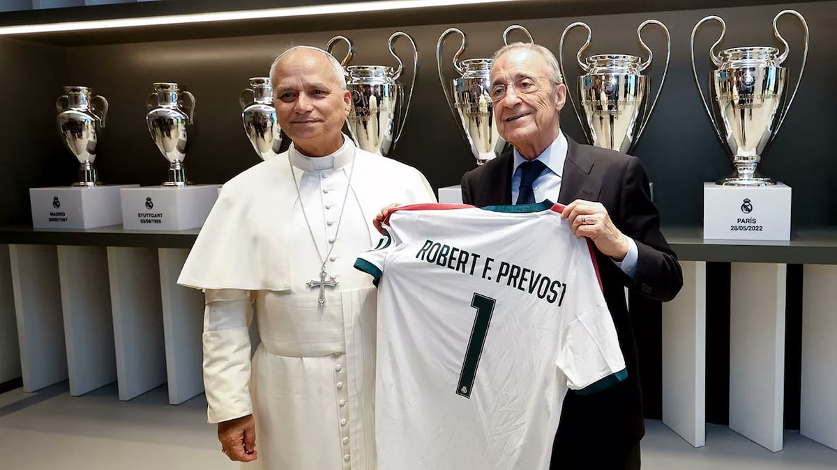 Florentino Pérez ficha al Papa León XIV con la camiseta merengue
