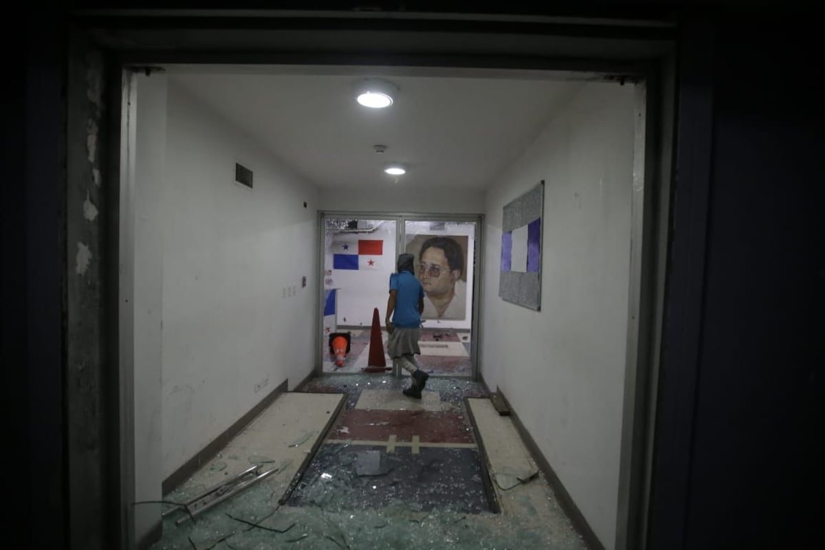 ¡Se empezaron a caldear los ánimos! Manifestantes vandalizan puerta en sede del PRD | Videos