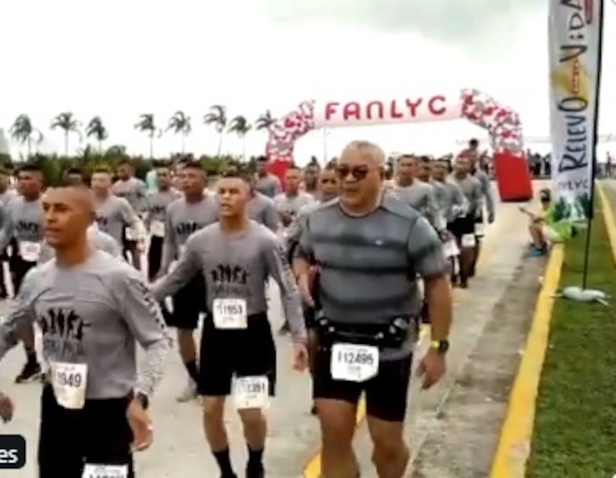 Captan a director de la Policía en ‘short’ y en plena forma. Motivó a su tropa en ‘Relevo por la Vida’. Video