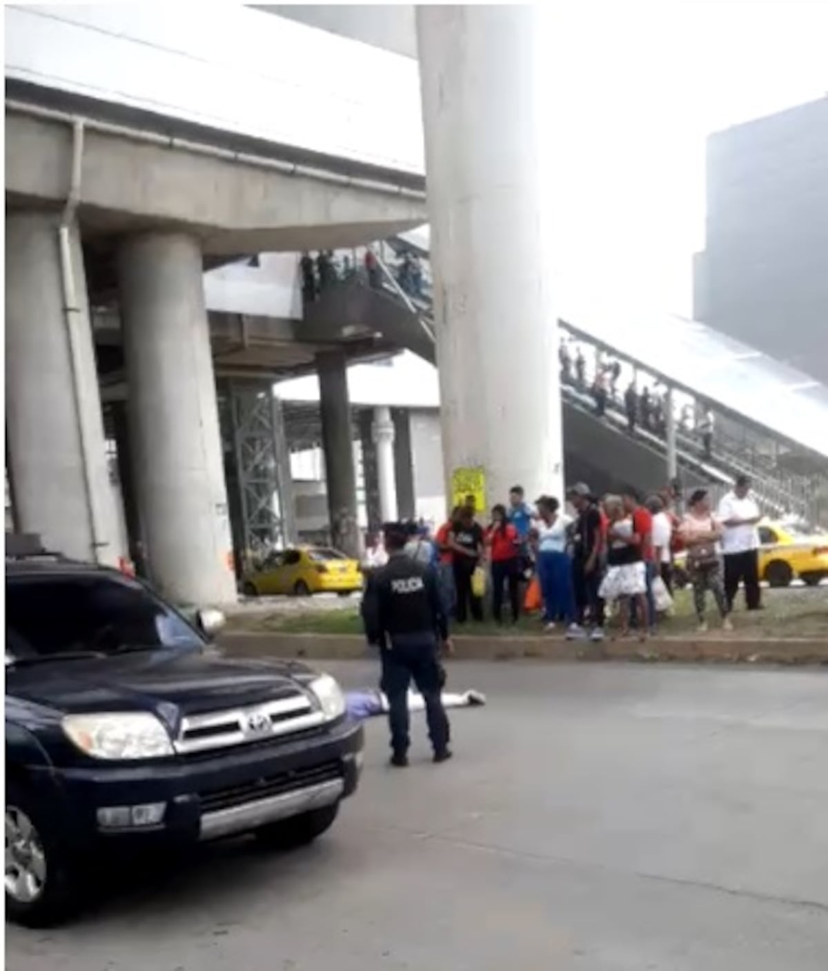 Lamentable. Hombre muere al caer de lo alto de la estación del Metro en San Miguelito. Video