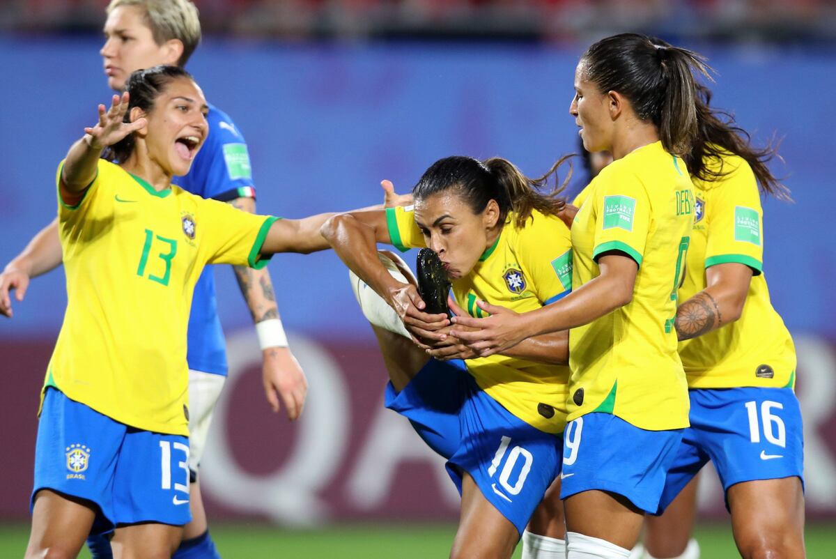 Marta rompe el récord de Miroslav Klose y mete a Brasil en octavos