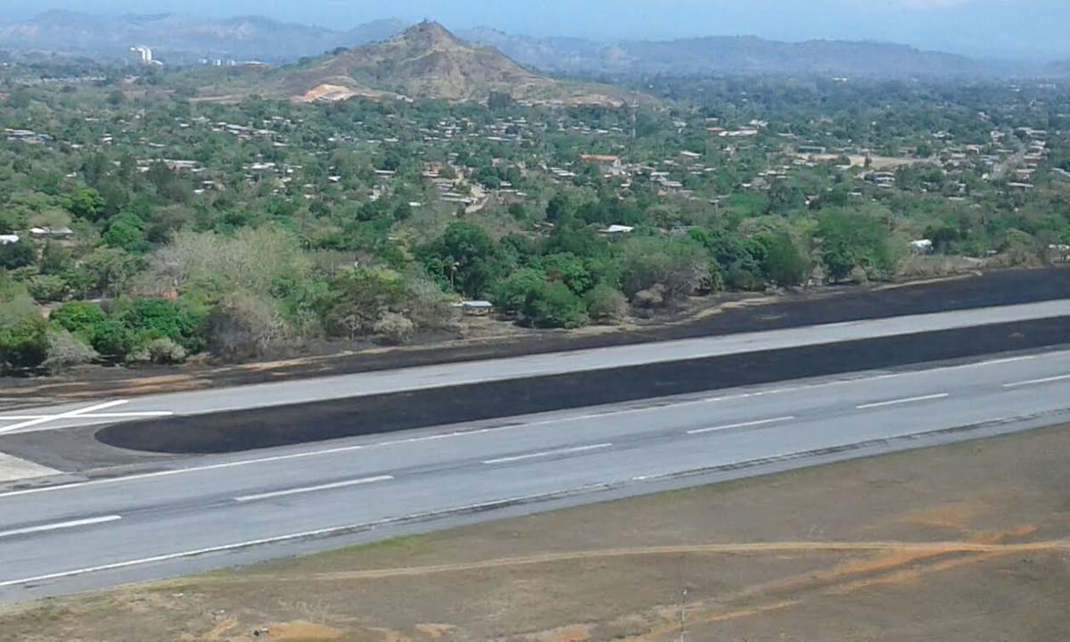 Sobrevuelan zonas de aeropuerto afectadas por incendio