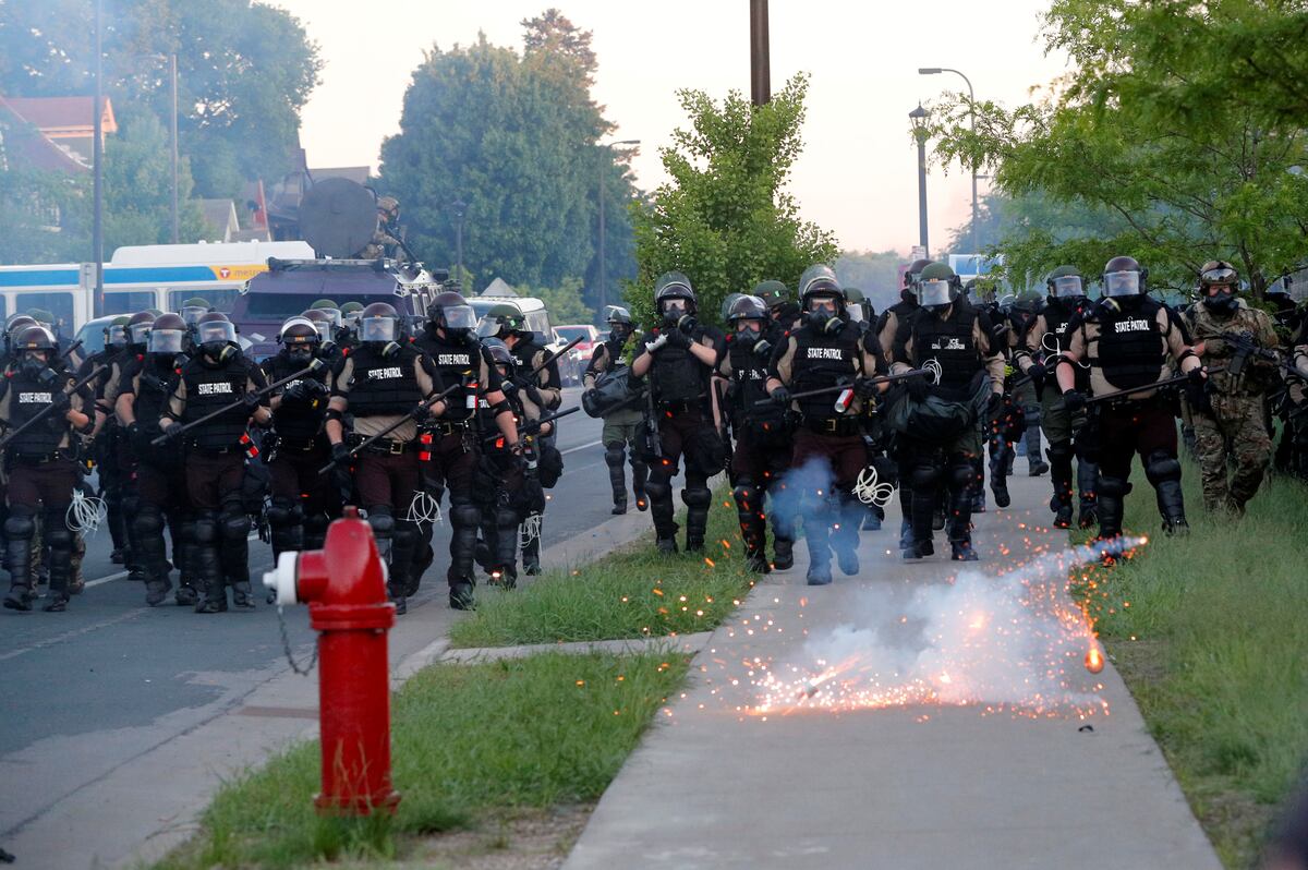 Fuego abierto. Manifestaciones por la muerte de George Floyd se llenan de violencia