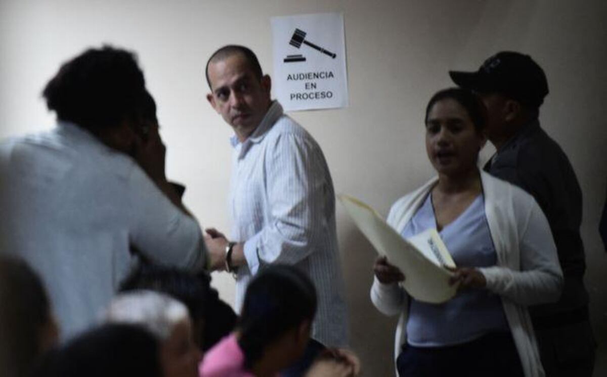 David Cosca reaparece y fue a emitir su voto 