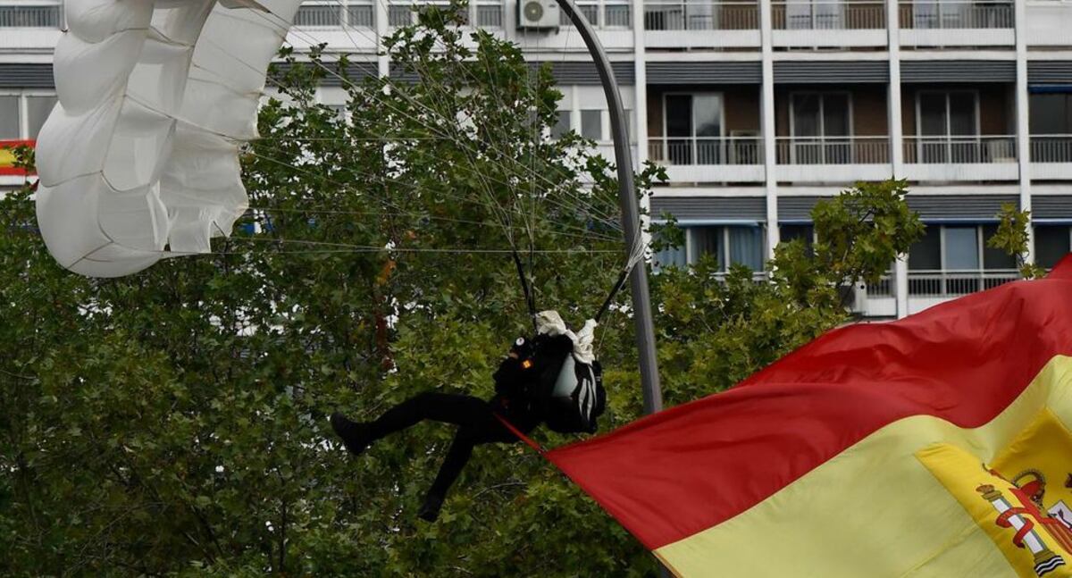 El golpe de un paracaidista contra un poste de luz en el desfile del 12 de octubre. Video 