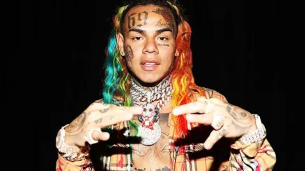 Allanan la casa de Tekashi 6ix9ine: Confiscan armas y drogas, le toman ADN