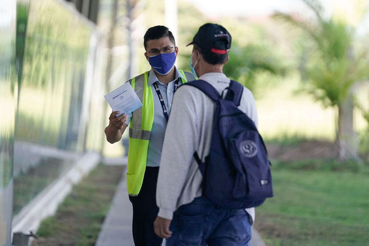 Cientos de usuarios del Metro de Panamá, recibieron mascarillas fabricadas por un grupo de migrantes que vive en nuestro país 