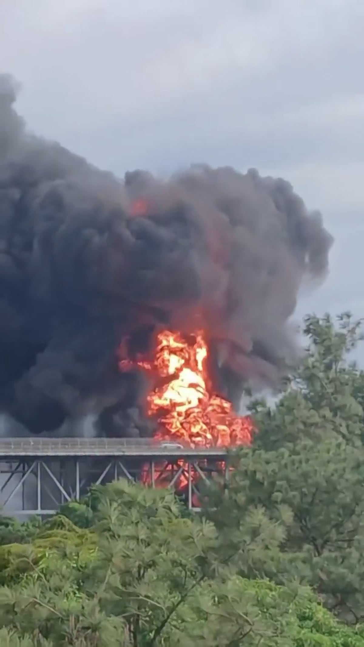 UN MUERTO Y DOS PERSONAS HERIDAS EN INCENDIO DEL PUENTE DE LAS AMÉRICAS