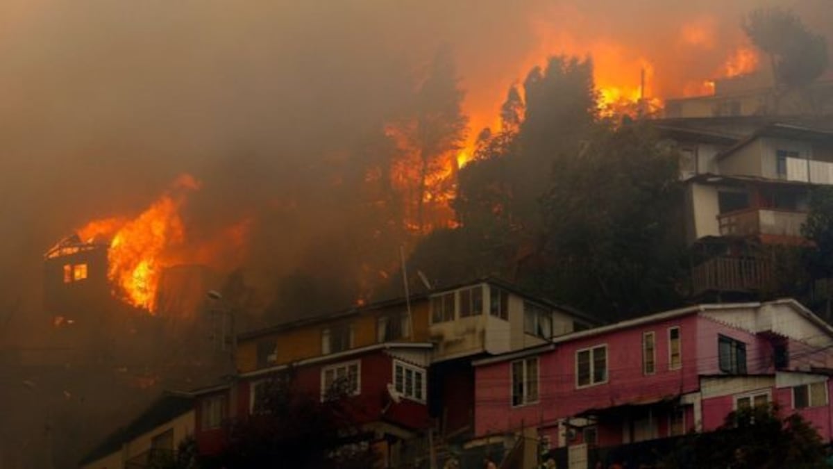 Incendio en Chile: el fuego consume al menos 120 casas en Valparaíso en plena Nochebuena