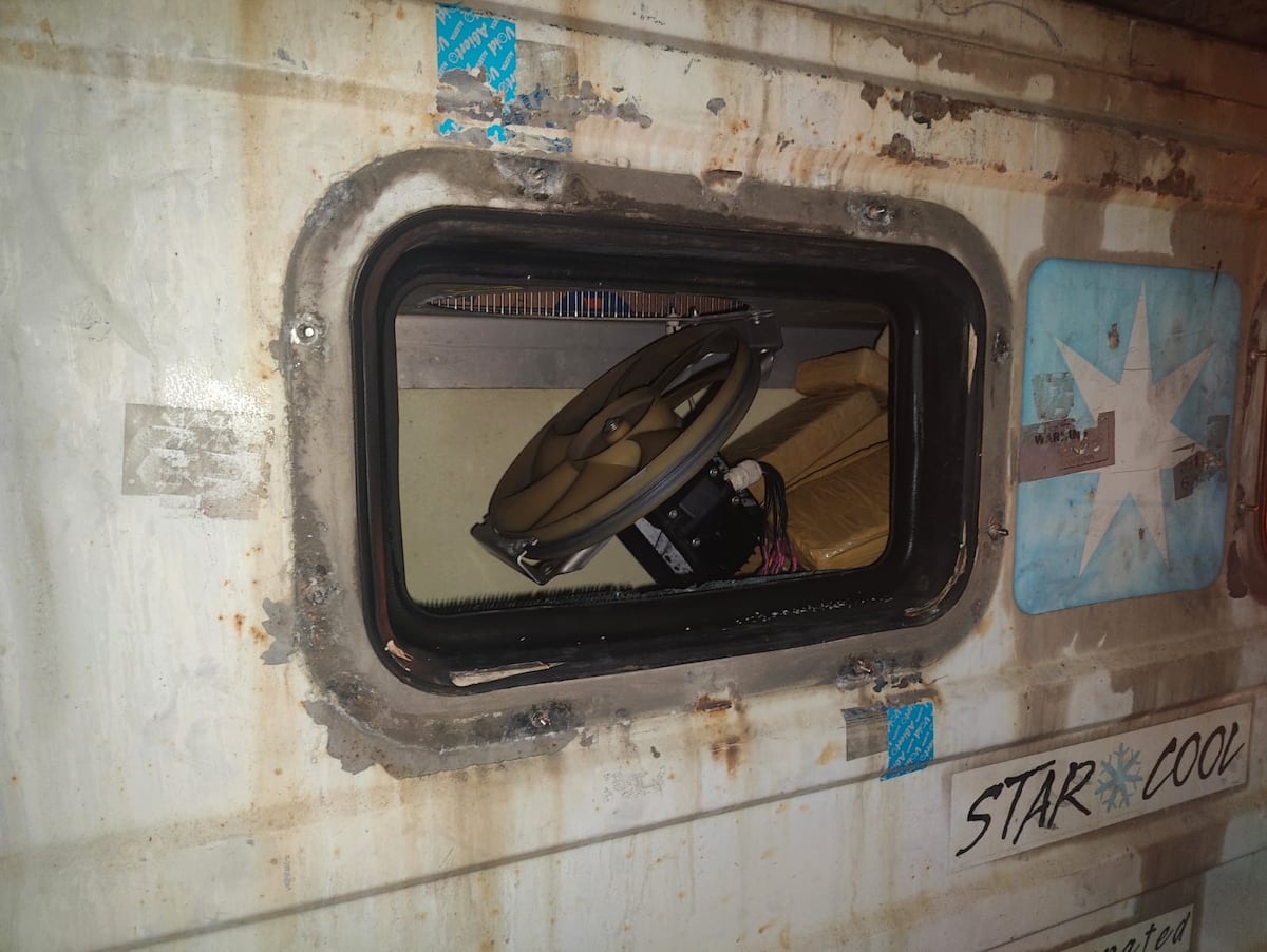 Iban ‘limpios’ rumbo a Europa… pero escondían 80 paquetes de droga con sello que no cuadraba