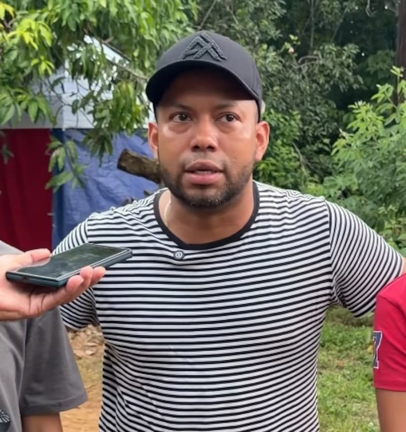 Alejandro Torres dona ‘chantin’ a familia damnificada tras el terremoto