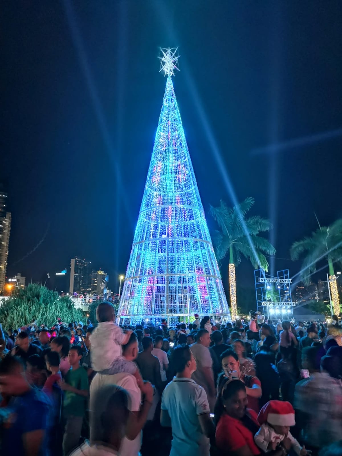 Empezó la Navidad. Así fue el encendido de luces en la Cinta Costera.  Tienen que verlo. Videos