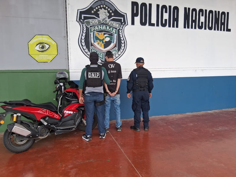 LA SEMANA DE LOS ‘GOTA A GOTA’. Iba en moto, cargaba cinco tarjetas y dinero: colombiano cae en operativo en Merca Panamá