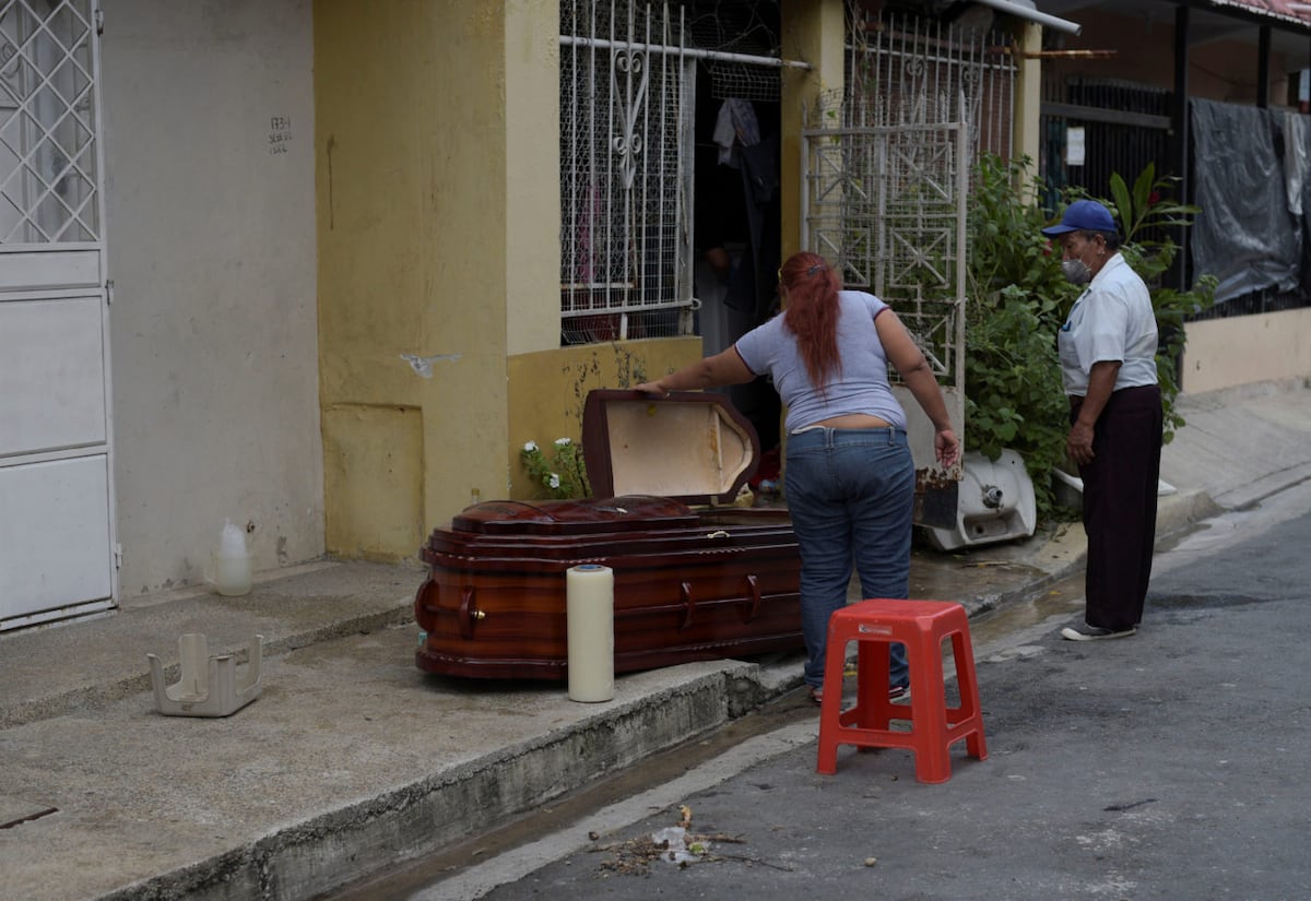 Doloroso.  Ecuatorianos viven con parientes fallecidos por coronavirus, la propagación de la enfermedad ocasionó el colapso del sistema funerario