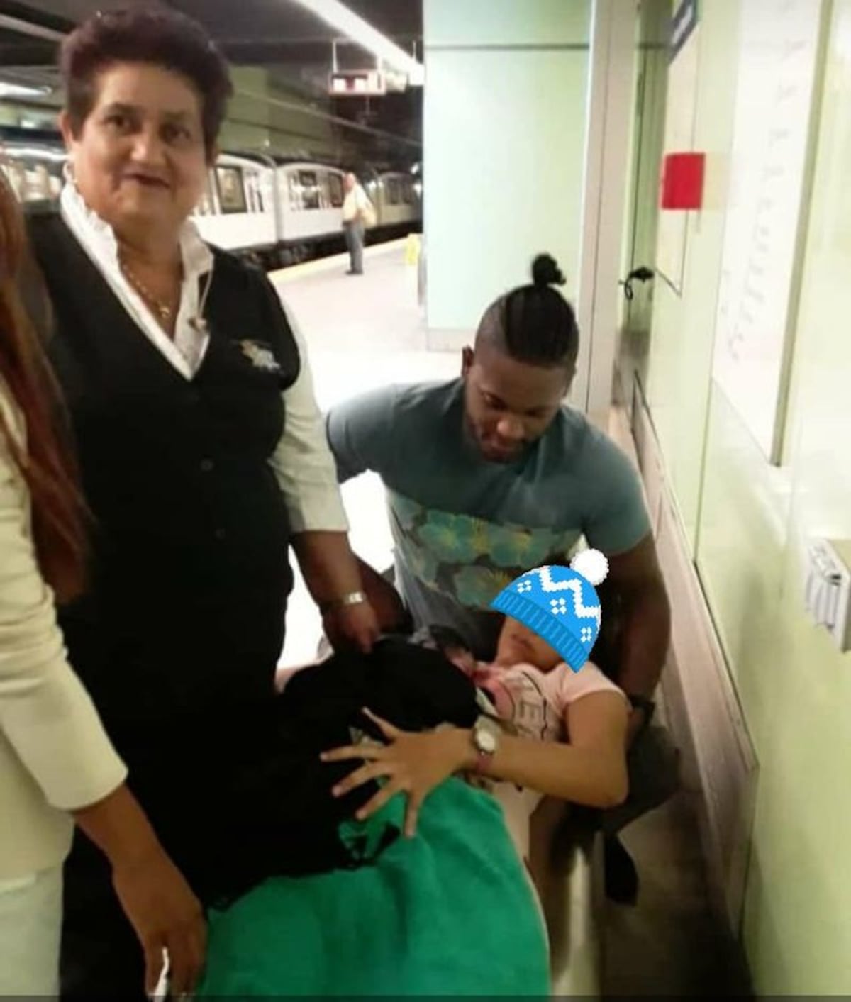 Mujer da a luz en la estación Santo Tomás