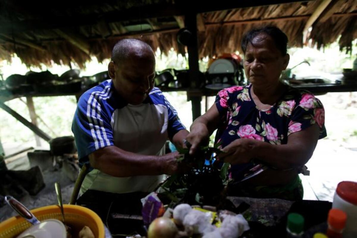 Los Emberá ahuyentan la muerte por la covid-19 con medicina ancestral en Panamá