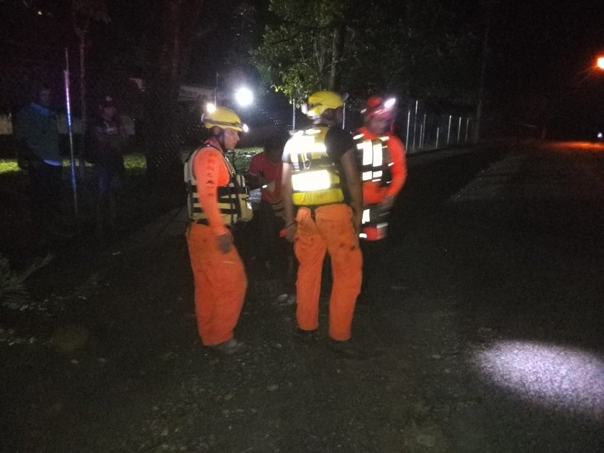 Donderis regaña a los que se arriesgan filmando temporal. Rescatan a más de 10 atrapados tras crecida de río