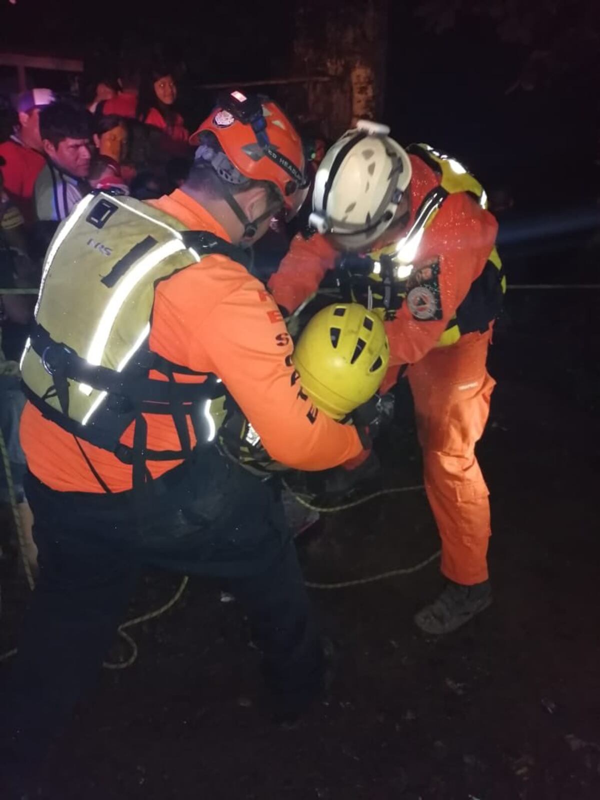 Donderis regaña a los que se arriesgan filmando temporal. Rescatan a más de 10 atrapados tras crecida de río