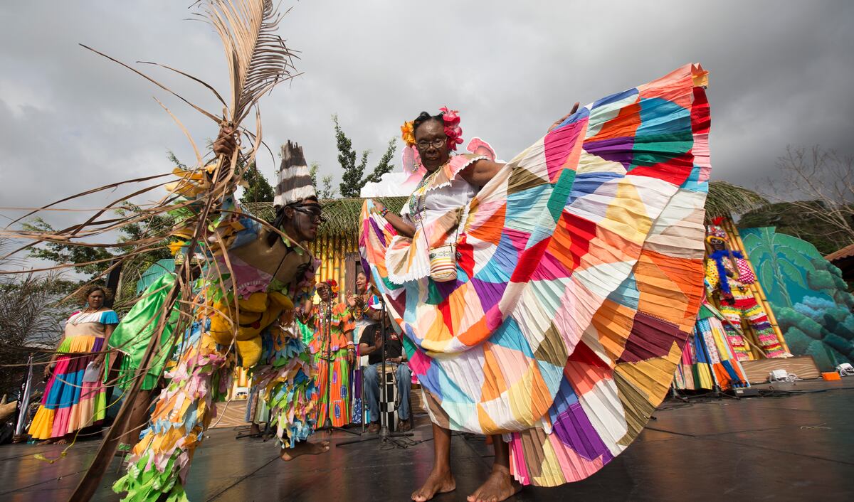 Viene el desfile de la Pollera Congo en Colón