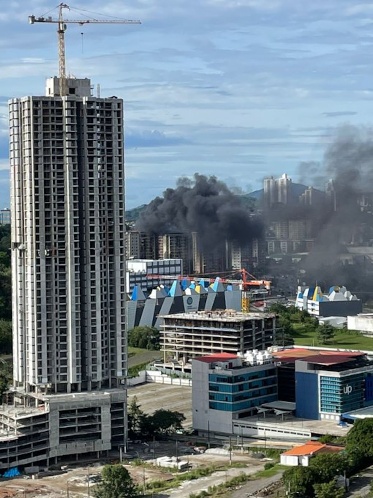 Incendio en edificio de Los Libertadores. Un herido. Videos